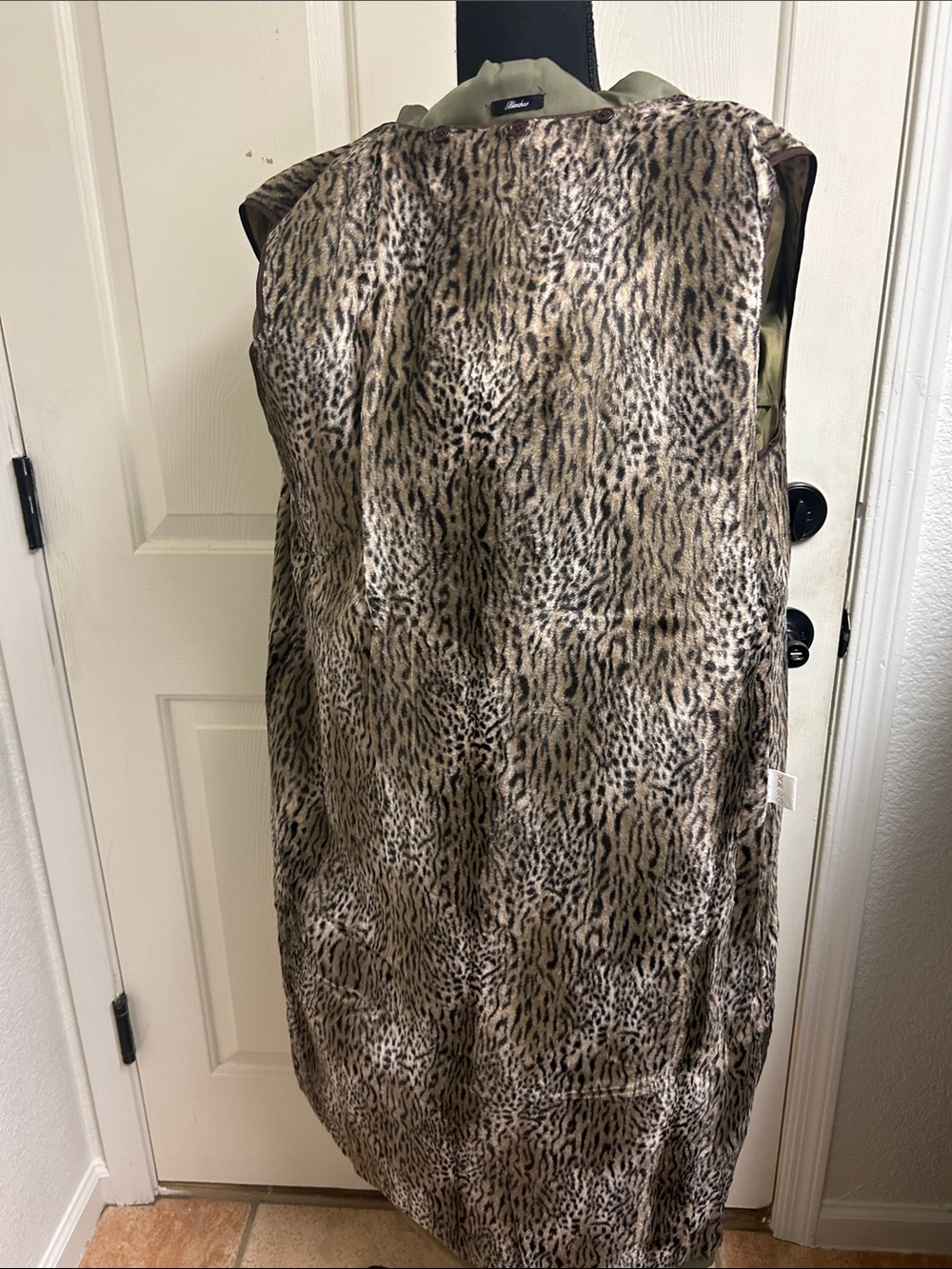 Blancheur Olive Green Trench Coat with Belt and pockets and detachable liner - Picture 10 of 11